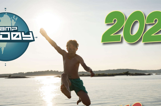 et barn som hopper i vannet