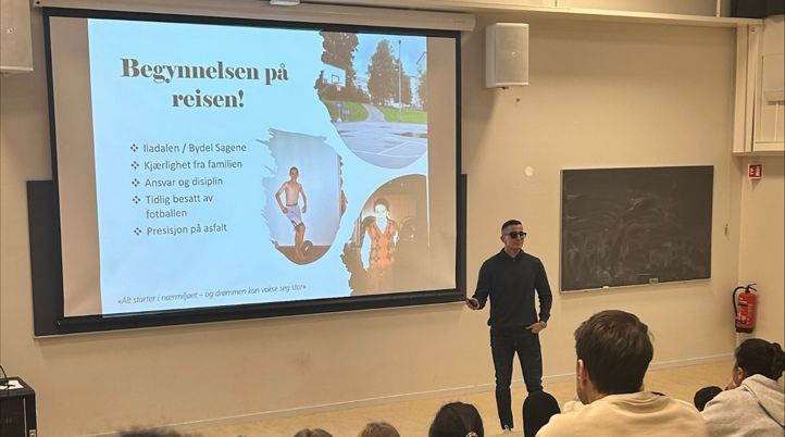 en person som holder en presentasjon