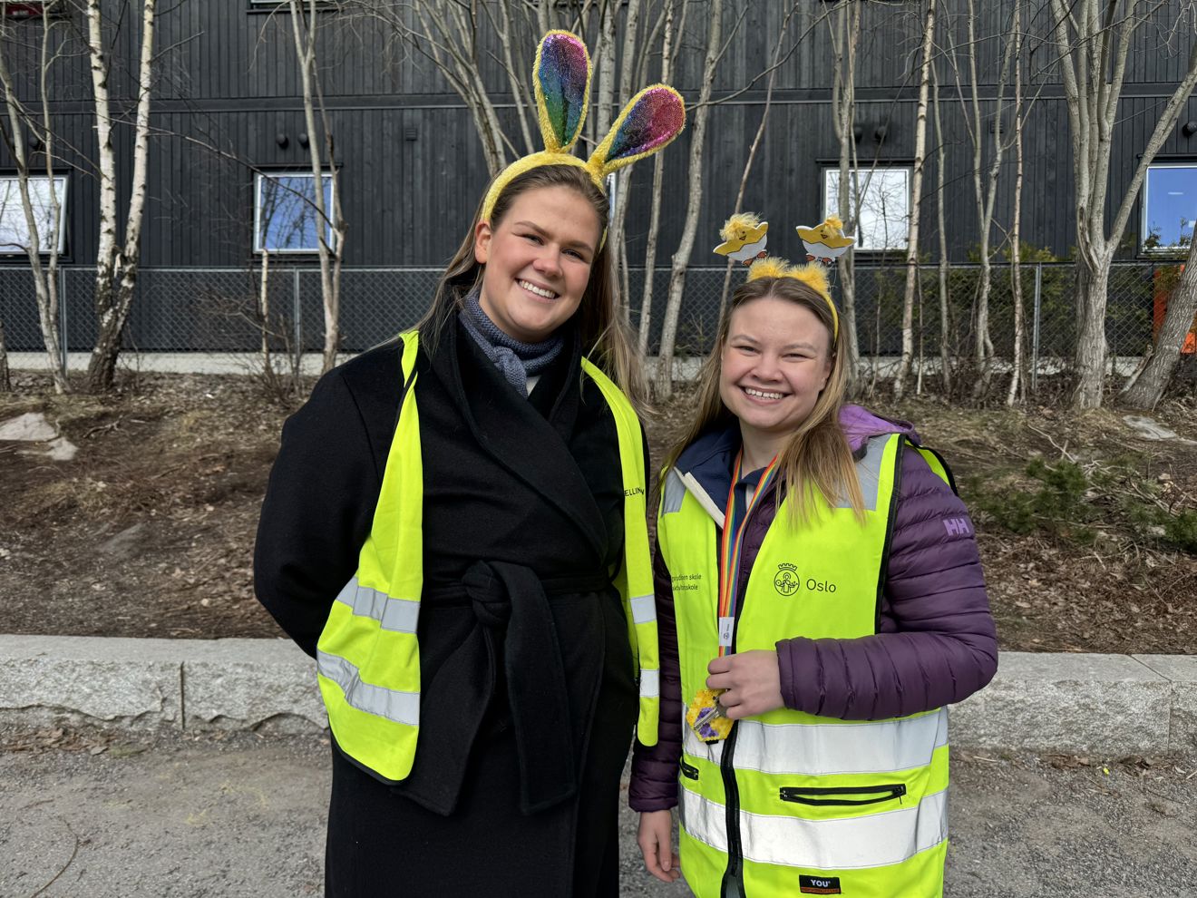 et par personr iført klær