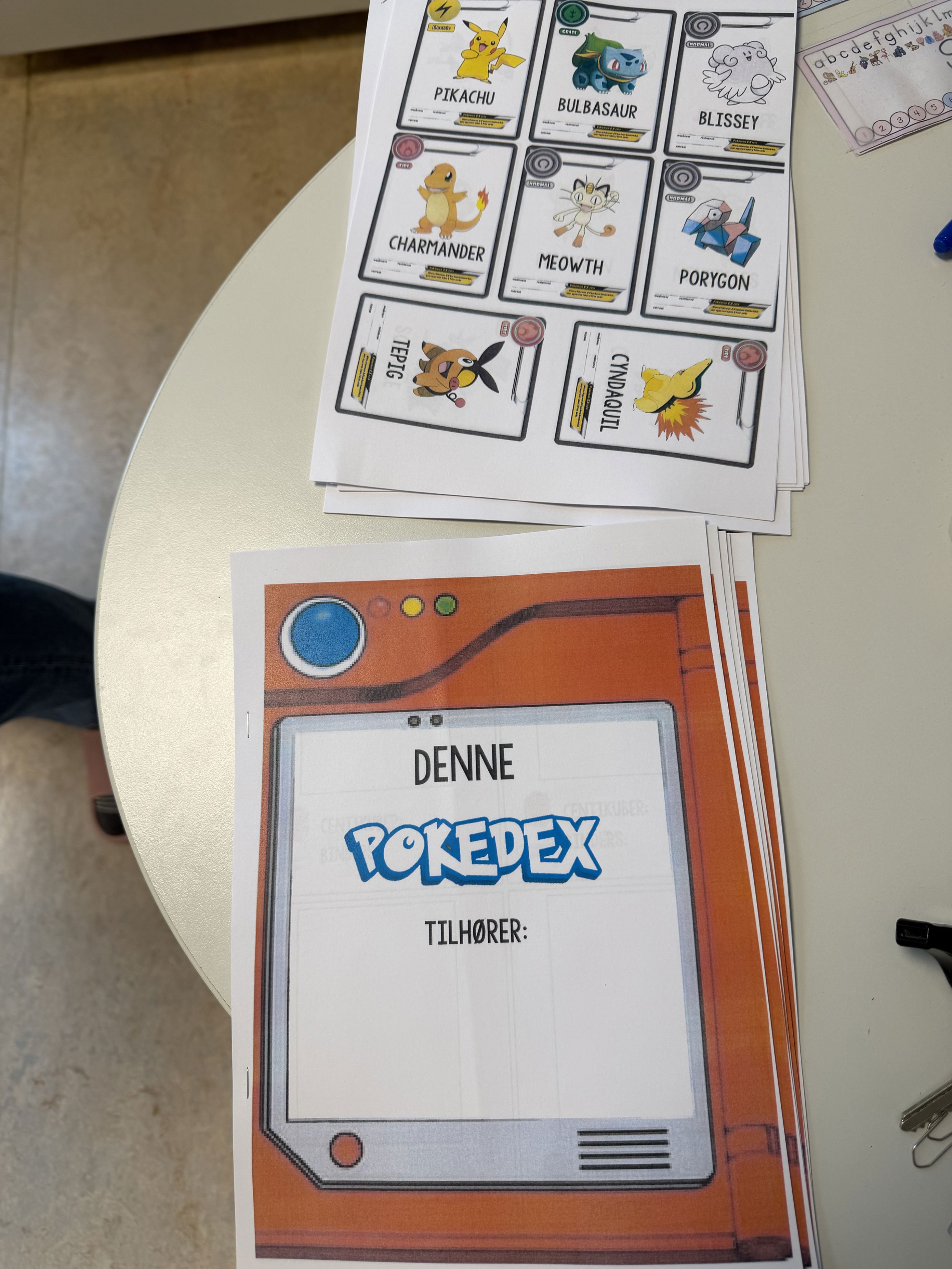 en hvit boks med skjerm og knapper på
