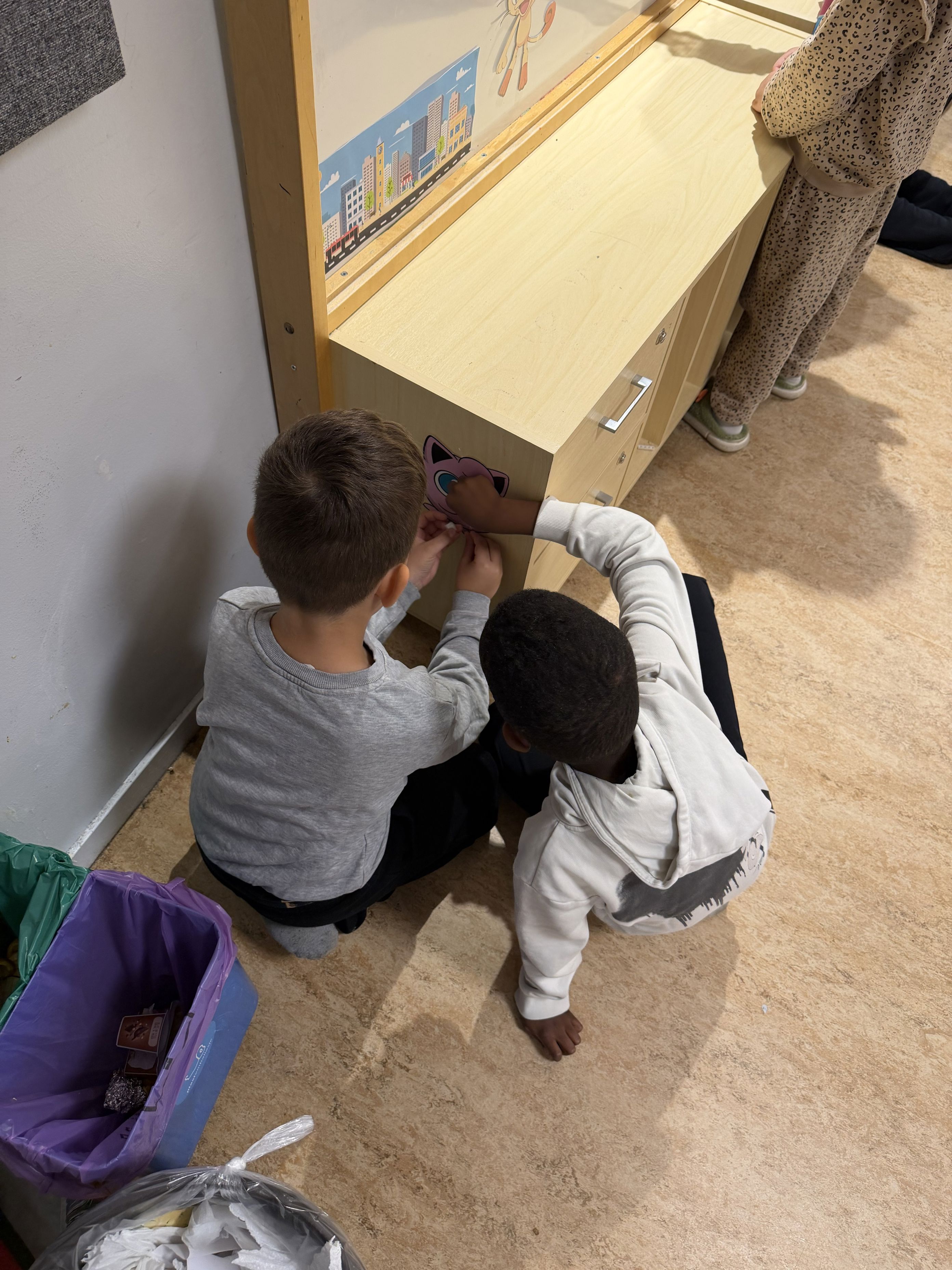 Et par barner som leker med en leke