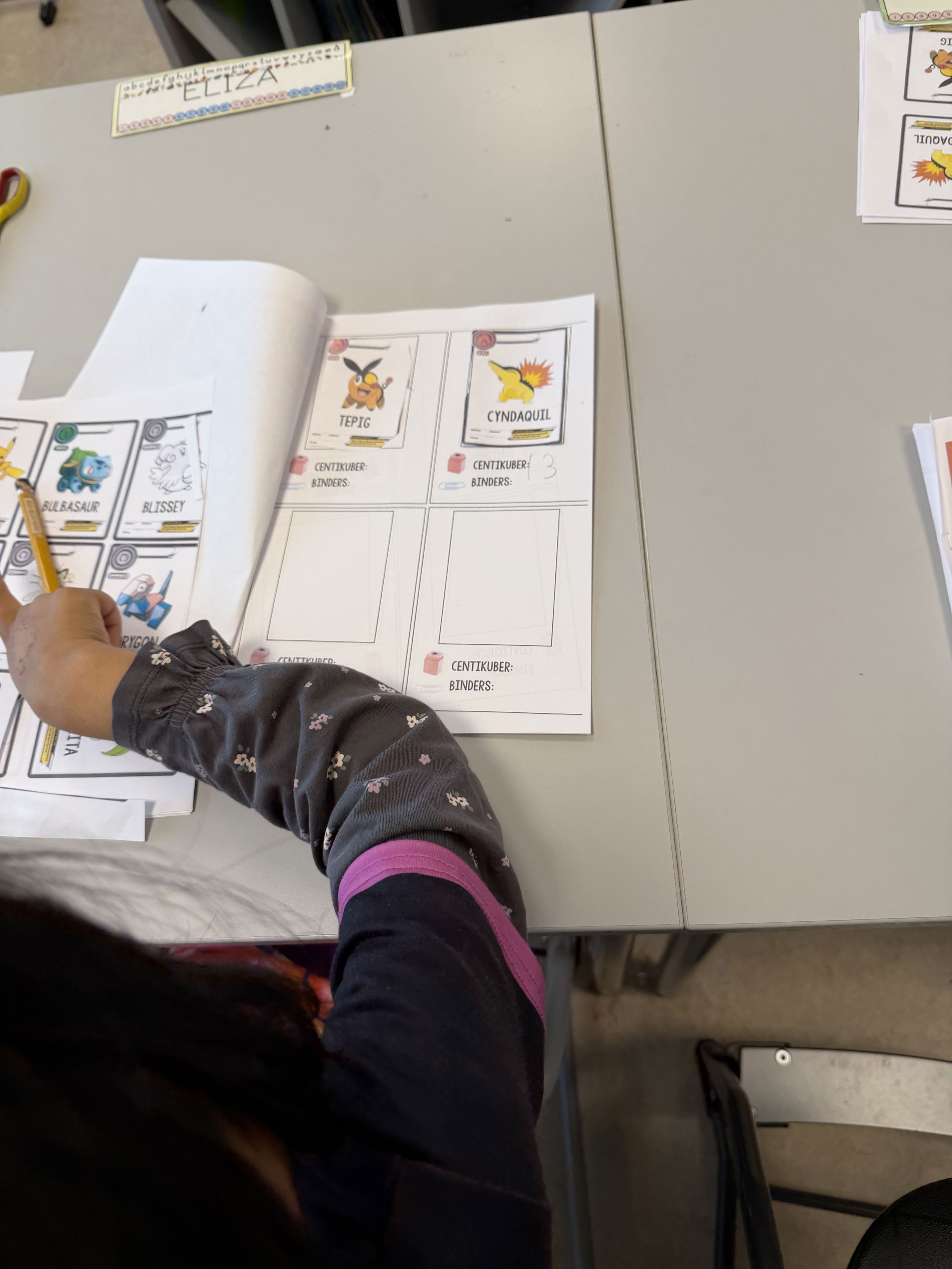 en person som ligger på gulvet med papirer på hodet
