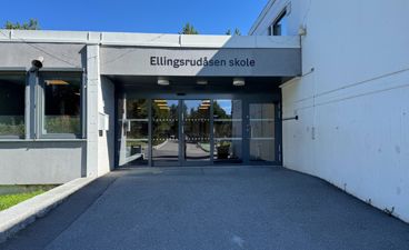 En bygning med glassdører