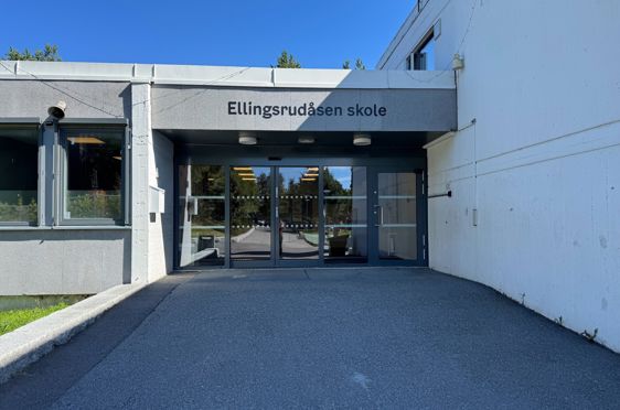 En bygning med glassdører