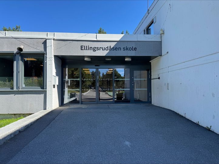 En bygning med glassdører