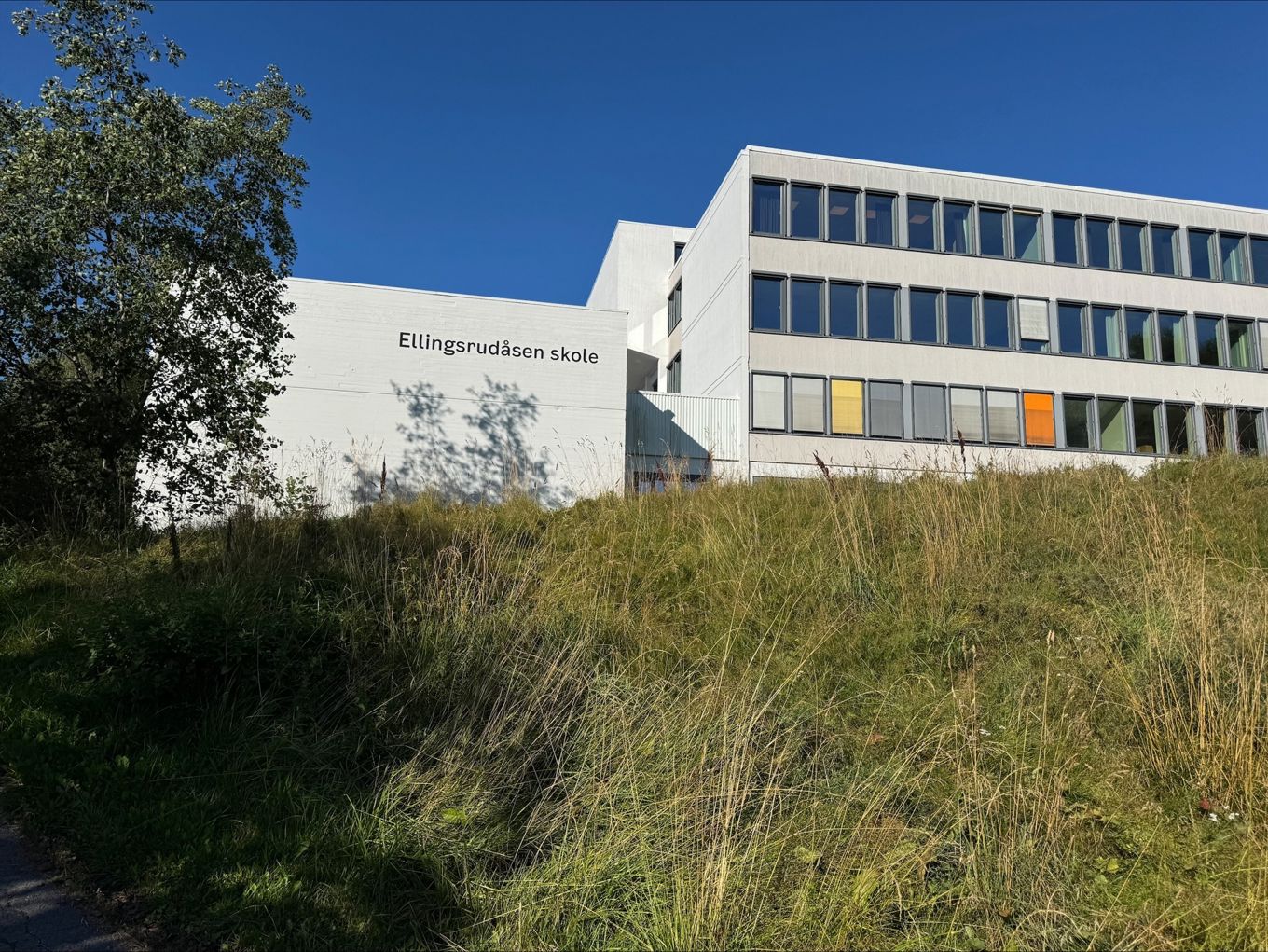 en bygning med et skilt på