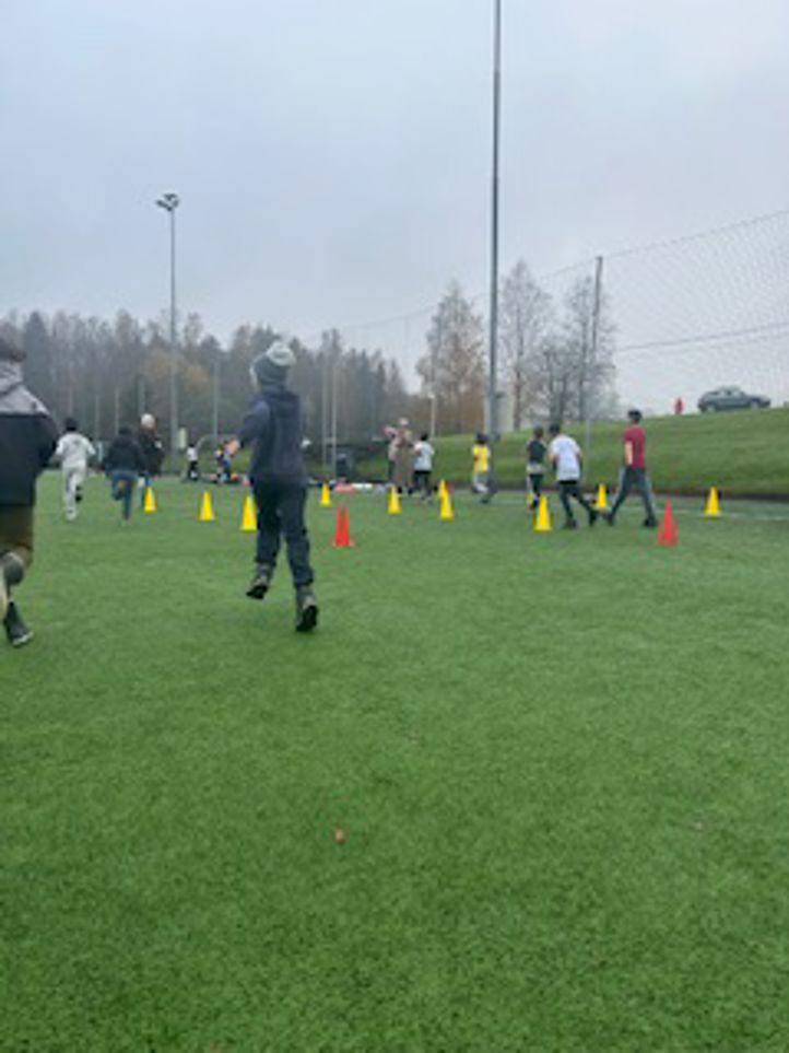 En gruppe mennesker som spiller fotball