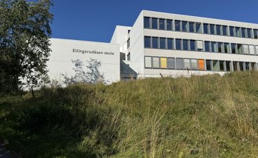 en bygning med et skilt på