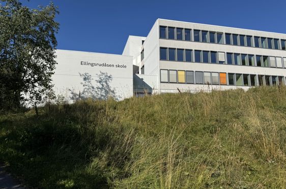 en bygning med et skilt på