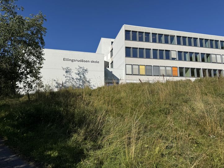 en bygning med et skilt på