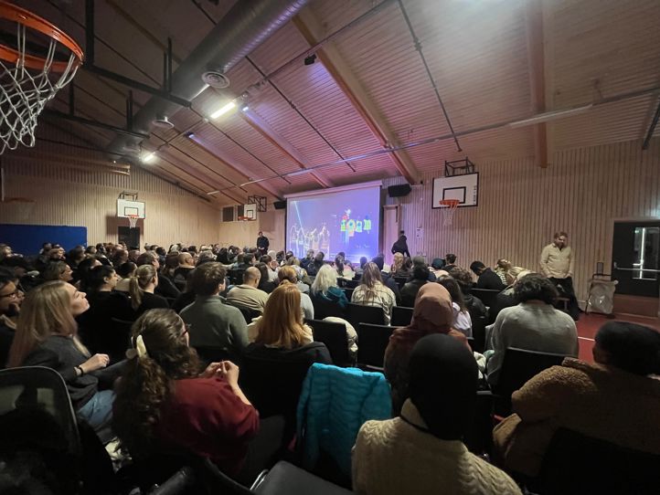 en person som holder en presentasjon for et publikum